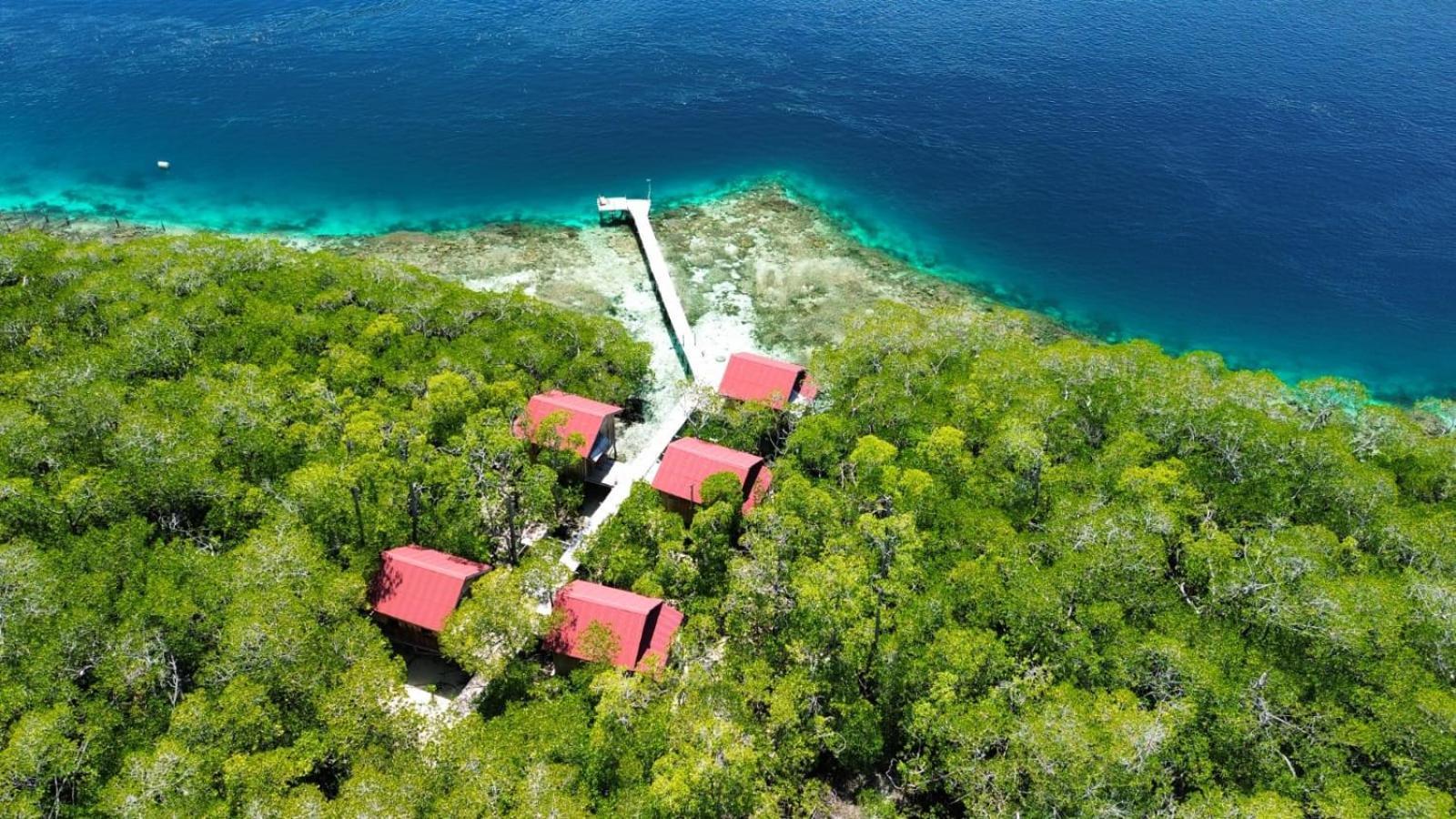 Raja Ampat Blue Sea Villa Besir Exterior photo