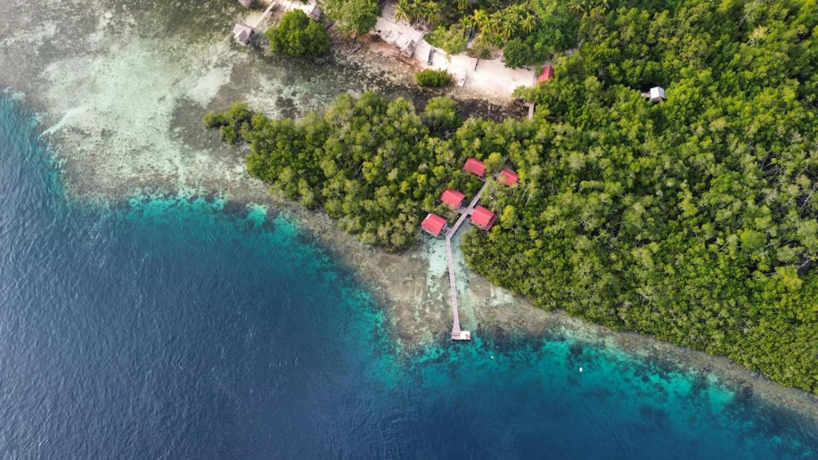 Raja Ampat Blue Sea Villa Besir Exterior photo