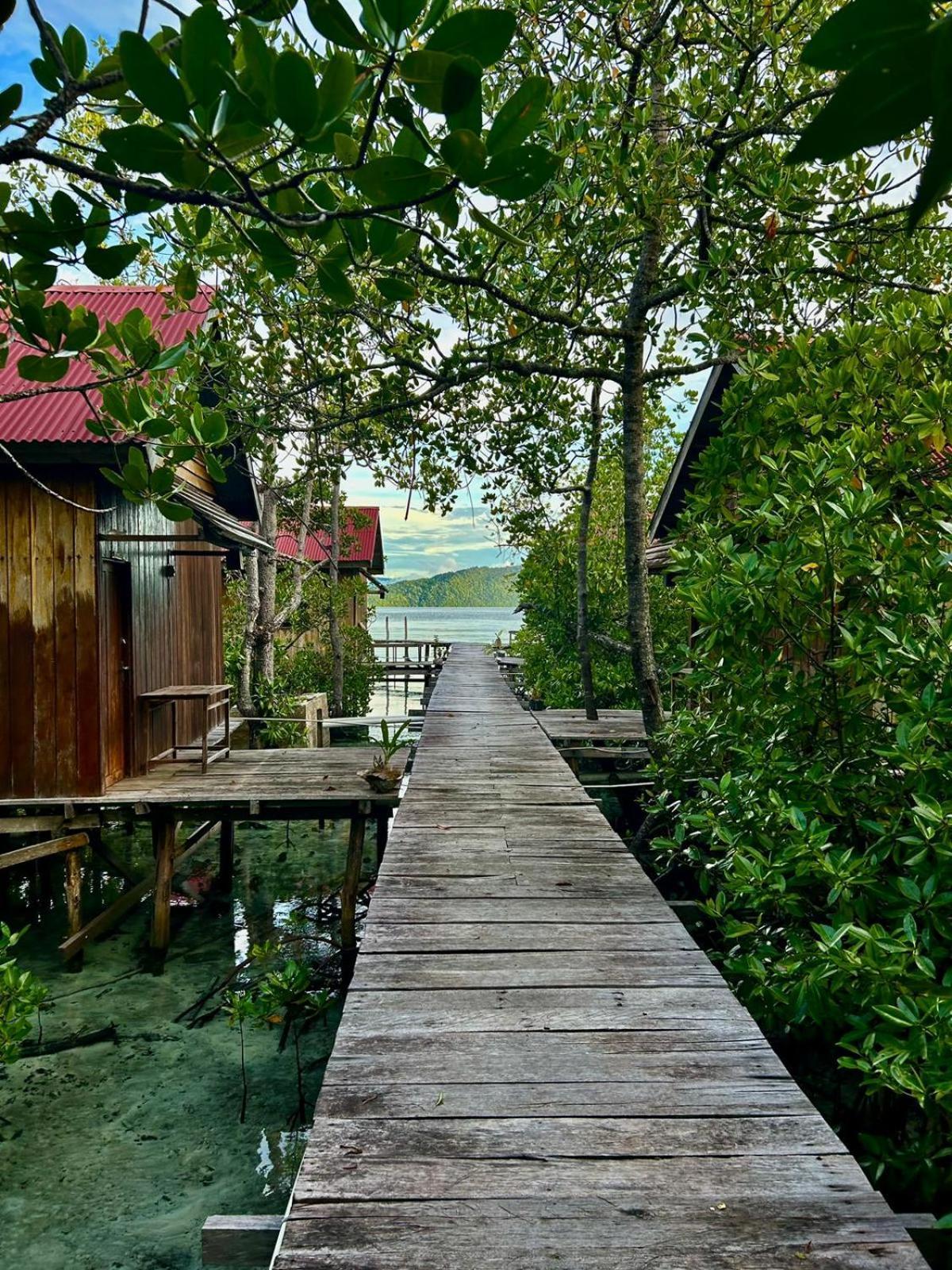 Raja Ampat Blue Sea Villa Besir Exterior photo